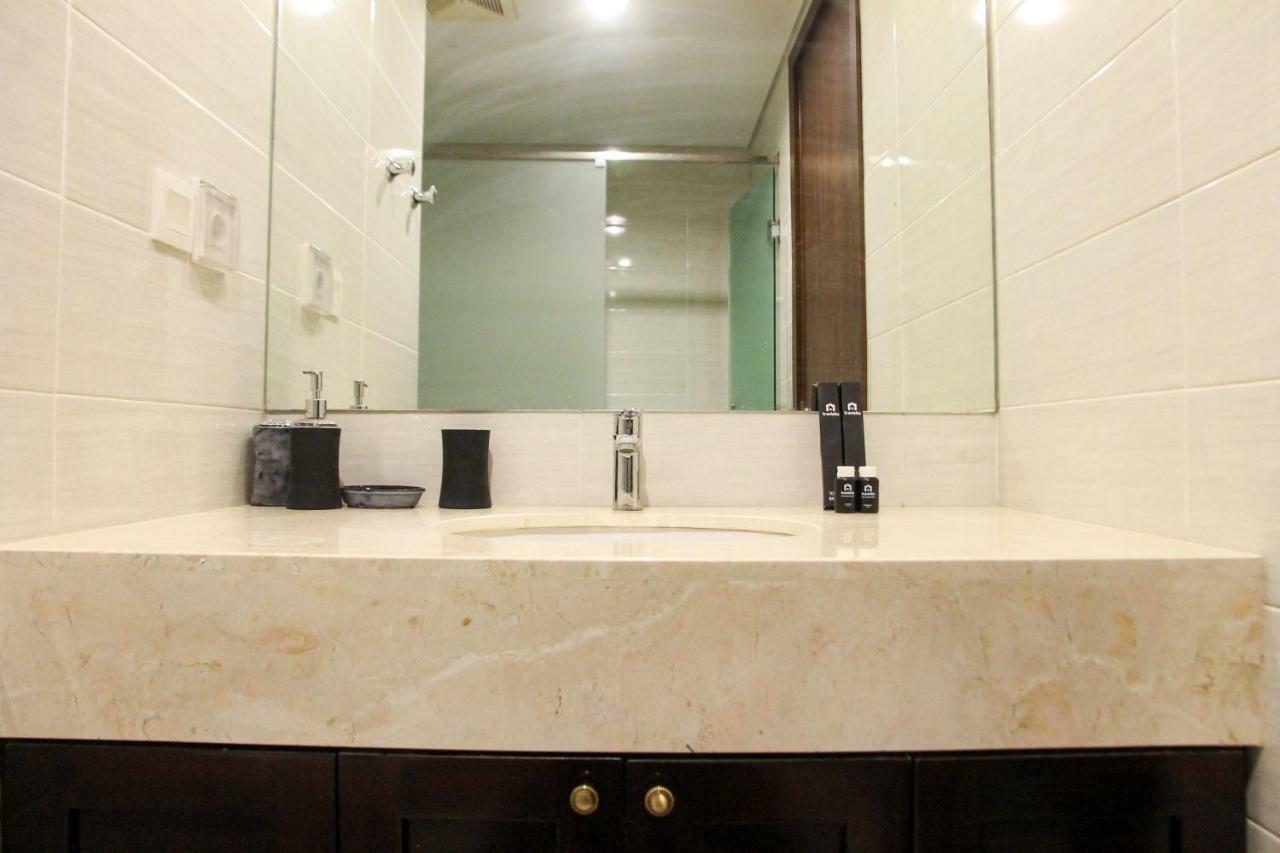 Elegant 1Br Kemang Village Apartment By Travelio Джакарта Екстер'єр фото